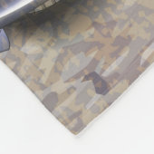 Vintager roter LKW mit amerikanischer Flagge. Fleecedecke (Ecke)