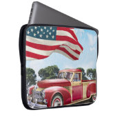 Vintager roter LKW mit amerikanischer Flagge. Laptopschutzhülle (Vorne Rechts)