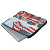 Vintager roter LKW mit amerikanischer Flagge. Laptopschutzhülle (Vorne Knopf)