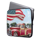 Vintager roter LKW mit amerikanischer Flagge. Laptopschutzhülle (Vorderseite Links)