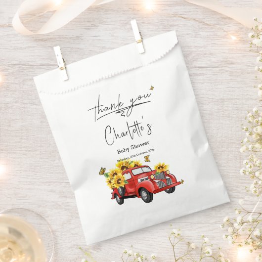 Vintager roter LKW mit Sonnenblumendusche Geschenktütchen (Ausgeschnitten)