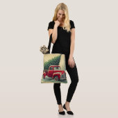 Vintager roter LKW mit Weihnachtsbaum Tasche (Am Model)