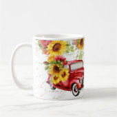Vintager roter LKW umgeben von Sonnenblumen Kaffeetasse (Links)