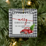 Vintager roter LKW und Baumschatz Name der Familie Keramikornament<br><div class="desc">Vintager Red Truck und Tree Merry Familienname Keramik Weihnachtsschmuck - Ornament mit einem Vintagen roten Aquarelllastwagen, ein frisch geschnittener Weihnachtsbaum, der für die Ferienzeit dekoriert wird. Ein Set Vintager Saitenleuchten hängt darüber und ein trendiger schwarz-weißer Büffel kariert umgibt das Dekor. Unsere Vorlage macht es Ihnen so einfach, Ihre Weihnachtsschmuck mit...</div>