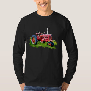 Vintager roter Traktor auf dem Gebiet T-Shirt