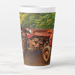Vintager roter Zuchttraktor Milchtasse