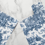 Vintager rustikaler Bauernhof Französisch Toile-Bl Geschenkpapier<br><div class="desc">Dieses liebevoll restaurierte,  Vintage französische Jouy-Muster aus den 80er Jahren besticht durch fröhliche Szenen rustikalen Bauernlebens mit Tieren,  alten Ruinen,  Hütten und Bauern,  die in Arbeit verlobt sind und auf weißem Hintergrund blau spielen.</div>