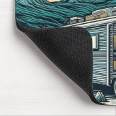 Vintager RV in den Bergen mit Vollmond Mousepad (Ecke)