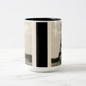 Vintager schwarzer u. weißer Eiffel-Turm Zweifarbige Tasse (Mittel)