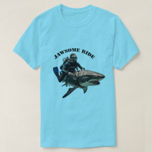 Vintager SCUBA Diving Diver Reiten eines Big Shark T-Shirt