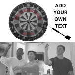Vintager Stil [Ihr Familienname] Red Dart Board Dartscheibe<br><div class="desc">Vintages Dartboard mit Ihrer Familie name/est.yr im roten Design. Klassische schwarz-weiße Zahlen. Personalisieren und Anpassen mit einfachen Vorlagen. Macht ihm ein großartiges Geschenk.</div>