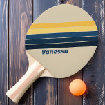Vintager Strand Sand gestreift mit Namen Tischtennis Schläger<br><div class="desc">Das Vintage Pong Pong Paddle Paddel am Strand mit dem Namen zeichnet das Wesen der Entspannung an der Küste durch seine weichen, sandfarbenen Streifen aus. Die Möglichkeit, es mit Ihrem Namen zu personalisieren, fügt eine einzigartige und persönliche Touch hinzu, sodass es das perfekte Zubehör für diejenigen, die den Strand Liebe...</div>