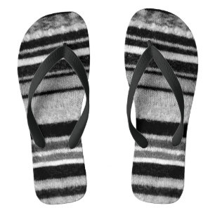 Vintager Striptegel aus schwarz-weiß gestricktem S Badesandalen