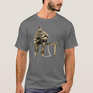 Vintager Taucher mit Tauchsturzhelm auf einer Bank T-Shirt