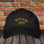 VINTAGER Test. 19xx bestickte Baseballkappe /b'day<br><div class="desc">Stickige Hats: Klassische Geburtstagskappe aus Modebaseball mit Text "VINTAG" und Est. 19xx Jahr - für den Geburtstagsjungen / das Party,  Jubiläumsfeiern,  Hochzeitstag / Hut</div>