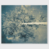 Vintager Texturwald gegen grauen Himmel Geschenkpapier (Flach)