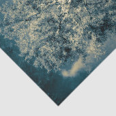 Vintager Texturwald gegen grauen Himmel Seidenpapier (Ausschnitt)