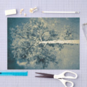 Vintager Texturwald gegen grauen Himmel Seidenpapier (Handwerk)