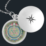 Vintager tibetischer tantrischer Buddhismus Mandal Medaillon<br><div class="desc">Auf dieser Halskette steht ein Vintager tibetischer Tantrischer Buddhismus Mandala Thangka,  der eine exquisite Schönheit und Höflichkeit zeichnet. Ein bedeutendes Schmuckstück Geschenk,  um positive Energie,  Gleichgewicht,  Gleichgewicht und viel Glück zu beschwören,  für Frauen und Männer. Selten und einzigartig!</div>