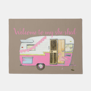 Vintager Trailer mit rosa Shirt Fußmatte