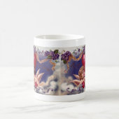 Vintager Valentinstag, Cherubs umarmen in Wolken Kaffeetasse (Mittel)