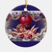 Vintager Valentinstag, Cherubs umarmen in Wolken Keramikornament (Vorne)