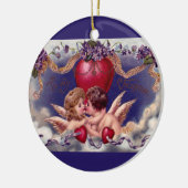 Vintager Valentinstag, Cherubs umarmen in Wolken Keramikornament (Links)