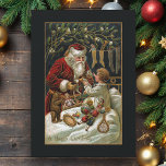 Vintager Vater Weihnachten Geschenke für Kinder<br><div class="desc">Elegante und zeitlose Weihnachtskunst mit einem lächelnden, roten Roben Weihnachtsmann, der einem Kind im Bett Geschenke schenkt, mit Strümpfen, die in der Nähe hängen und Misteloe über dem Kopf. Die Kunst ist mit goldenen Highlights geschmückt und die Hintergrundfarbe kann bearbeitet werden. Zurück bietet einzigartige, benutzerdefinierte, ergänzende Grafiken mit bearbeitbaren Textfeldern....</div>