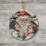Vintager Weihnachtsschmuck<br><div class="desc">Hier ist ein Viktorianisches Bild aus der Herbst-Erwärmung, in dem der Weihnachtsmann zwei kleine Kinder umarmt. Die Rückseite dieses wunderschönen Ornaments ist in Weihnachtsrot mit den anpassbaren Worten "Joyful Christmas 2012". Feiern Sie Weihnachten auf die alte Art und Weise mit diesem Vintagen Kunstbild.</div>