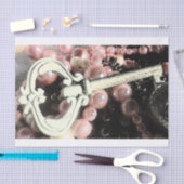 Vintager weißer Skeleton Schlüssel über rosa Seidenpapier (Handwerk)