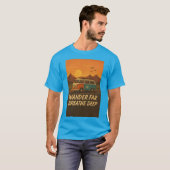 Vintager Wohnwagen mit Sonnen- und Abenteuerangebo T-Shirt (Vorne ganz)