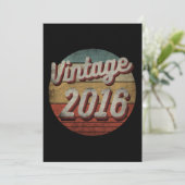 VINTAGES 2016 MÄNNER-GEBURTSGESCHENK EINLADUNG (Stehend Vorderseite)