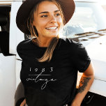 Vintages 40. Geburtstagsjahr Cool T-Shirt<br><div class="desc">Der Vintage 40. Geburtstag oder der Coole Jubiläum-T - Shirt mit eleganter Boho Script Typografie ist der perfekte Weg, um ein Meilenstein-Ereignis zu feiern. Dieser T - Shirt zeichnet sich durch ein klassisches und zeitloses Vintages Design mit eleganter Boho-Schrift-Typografie aus, die dem Gesamtbild eine Touch von Eleganz verleiht. Der T...</div>