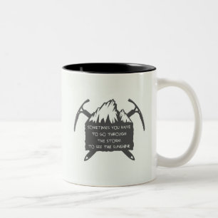 Vintages Abenteuer-Logo-Abzeichen, Emblem mit Zweifarbige Tasse