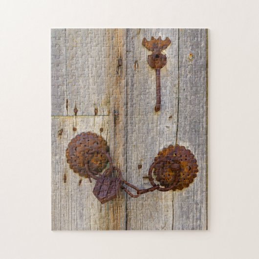 Vintages, altes Bügelschloss an einer Holztür " Puzzle (Vertikal)