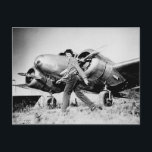 Vintages Amelia Earhart Foto Postkarte<br><div class="desc">Vintages Foto von Aviatrix Amelia Earhart weckend durch ihr Flugzeug</div>