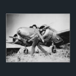 Vintages Amelia Earhart Foto Postkarte<br><div class="desc">Vintages Foto von Aviatrix Amelia Earhart weckend durch ihr Flugzeug</div>