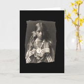 Vintages amerikanisches Jicarilla-Apache-Mädchen a Karte (Gelbe Blume)