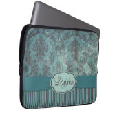 Vintages aquamarines Damastmonogramm Laptopschutzhülle (Vorne Rechts)