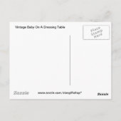 Vintages Baby an einem Kleidertisch Postkarte (Rückseite)