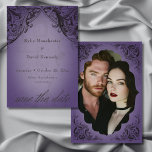 Vintages Bad bis zum Tod Lila Hochzeit Save The Date<br><div class="desc">Erhöhen Sie Ihre gotische Hochzeit mit einer Viktorianisch inspirierten zweiseitigen Hochzeit und sparen Sie damit die Dattelkarte, die zeitlose Eleganz und Mysterium ausstrahlt. Dieses atemberaubende Design, das an eine antike Buchbindung erinnert, besticht durch eine aufwändige Schwarz-Lack-Filigrane auf einem Vintagen lila Hintergrund, der den Charme vergangener Zeiten widerspiegelt. Die Formulierung "Til...</div>
