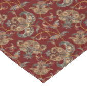 Vintages Banddesign auf Burgund Tischdecke (Schrägansicht)