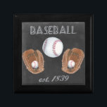 Vintages Baseball-Chalkboard-Design Erinnerungskiste<br><div class="desc">Vintages Baseball Chalkboard-Design. Künstler: Naomi McCavitt. Bild-ID: 106364GG.</div>