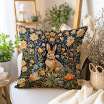 Vintages Bauernhaus Kaninchen im Blumengarten Kissen<br><div class="desc">Dieses wunderschön gestaltete Kissen besticht durch einen zauberhaften Waldhasen, umgeben von botanischen Blätter und faszinierenden Blumenmustern und schafft einen zauberhaften und eleganten Wandteppich, der jeden Raum verändern wird. Es macht auch ein nachdenkliches und einzigartiges Geschenk für Liebende. Ob als besondere Anlass oder einfach als Geste der Wertschätzung, dieses Kissen trägt...</div>