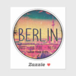 Vintages Berlin Aufkleber<br><div class="desc">Vintages Berlin, Deutschland, Deutschland Berlin Design mit Berliner Skyline, Berlin Stadtbild mit Alexandr Platz Tower, Vintager Stil, Retro. Karo meine ganze Kollektion!!! Reiseaufkleber für Reisende und Welterforscher. Mehr als 1000 Städte-Aufkleber, Plakate und Shirts. Finde deine Lieblingsstadt!!! Mehr reisen, die Welt erkunden :) ✈ ✈ ✈ ✈ ✈ ✈ ✈ ✈...</div>