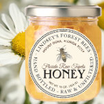 Vintages Bienenhonigetikett Handflasche Roh Runder Aufkleber<br><div class="desc">Zentrales Design bietet eine Vintage Bienenillustrierung. Personalisieren Sie Ihre Wunschbezeichnung,  Anschrift und Honigbezeichnung (Rohstoff,  Handflasche,  Single usw.). Auch Ihr Honignetto enthalten. Umrechnung des Nettogewichts von Honig: 8 kg (227 g),  12 kg (340 g),  16 kg (454 g),  32 kg (907 g),  5 kg (2, 27 kg).</div>