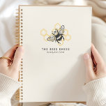 Vintages Bienenlogo Rustic Honeybeeper Planer<br><div class="desc">Feiern Sie Ihre Liebe für die Bienenzucht mit diesem Vintagen Bienenlogo und rustikalem Honigbienendesign. Dieser Planer ist perfekt für Imker und verbindet Charme und Praxisnähe. Die zeitlose Vintage Bienenkunst verleiht Ihrem Alltag eine Touch rustikaler Eleganz. Ideal für diejenigen,  die einzigartige und stilvolle Bienenzuchtplaner schätzen.</div>