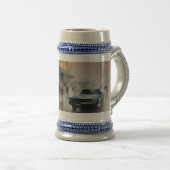 Vintages blaues Auto in Foggy Cityscape Bierglas (VorderseiteRechts)