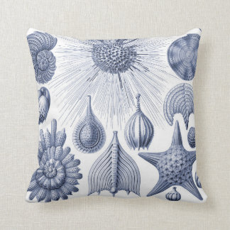 Vintages blaues und weißes kissen