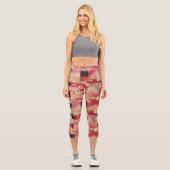 Vintages Blossom: Muster für rote Blumenmuster Capri Leggings (Vorderseite)